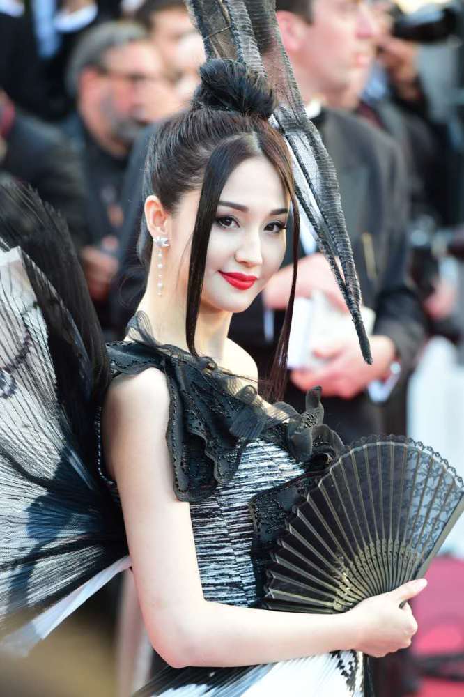 蓝燕的装扮很符合她一贯做派。