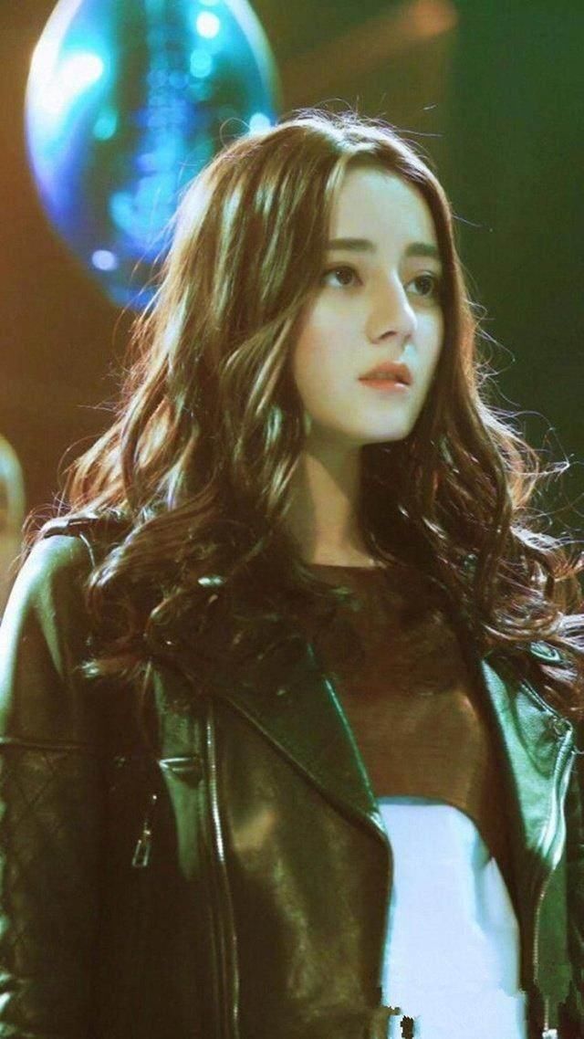 26岁的迪丽热巴烫大卷发,有人说像18岁,网友:感