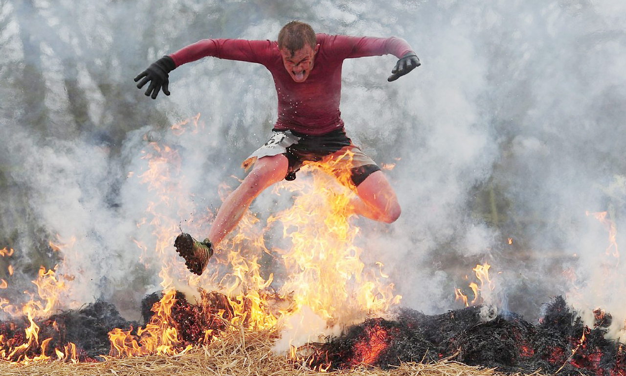 这项赛事足迹遍及五大洲，吸引了来自世界各地的数千名运动员，能来参赛的必定都是高手中的高手。图为选手跳火堆。