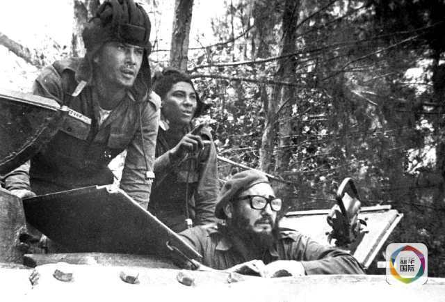 1961年4月17日，美国中情局策划并发动了重名昭著的“猪湾行动”，支持古巴雇佣军登陆猪湾，企图以武力推翻卡斯特罗领导的古巴革命政权。图为卡斯特罗（右）在猪湾附近的坦克里指挥战斗。