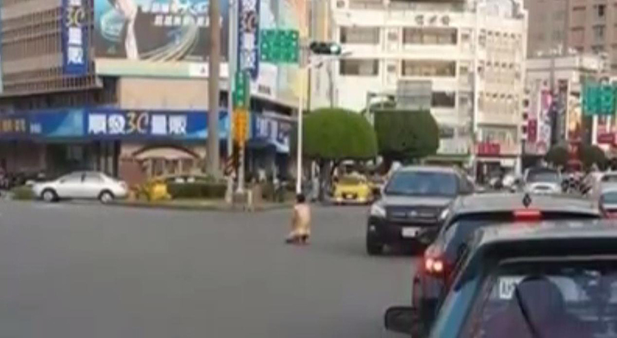 发生了什么？男子裸身跪马路中心引发交通大堵塞