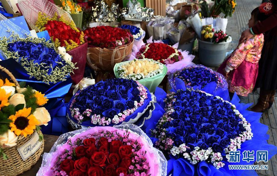 云南大批鲜花上市供应节日市场