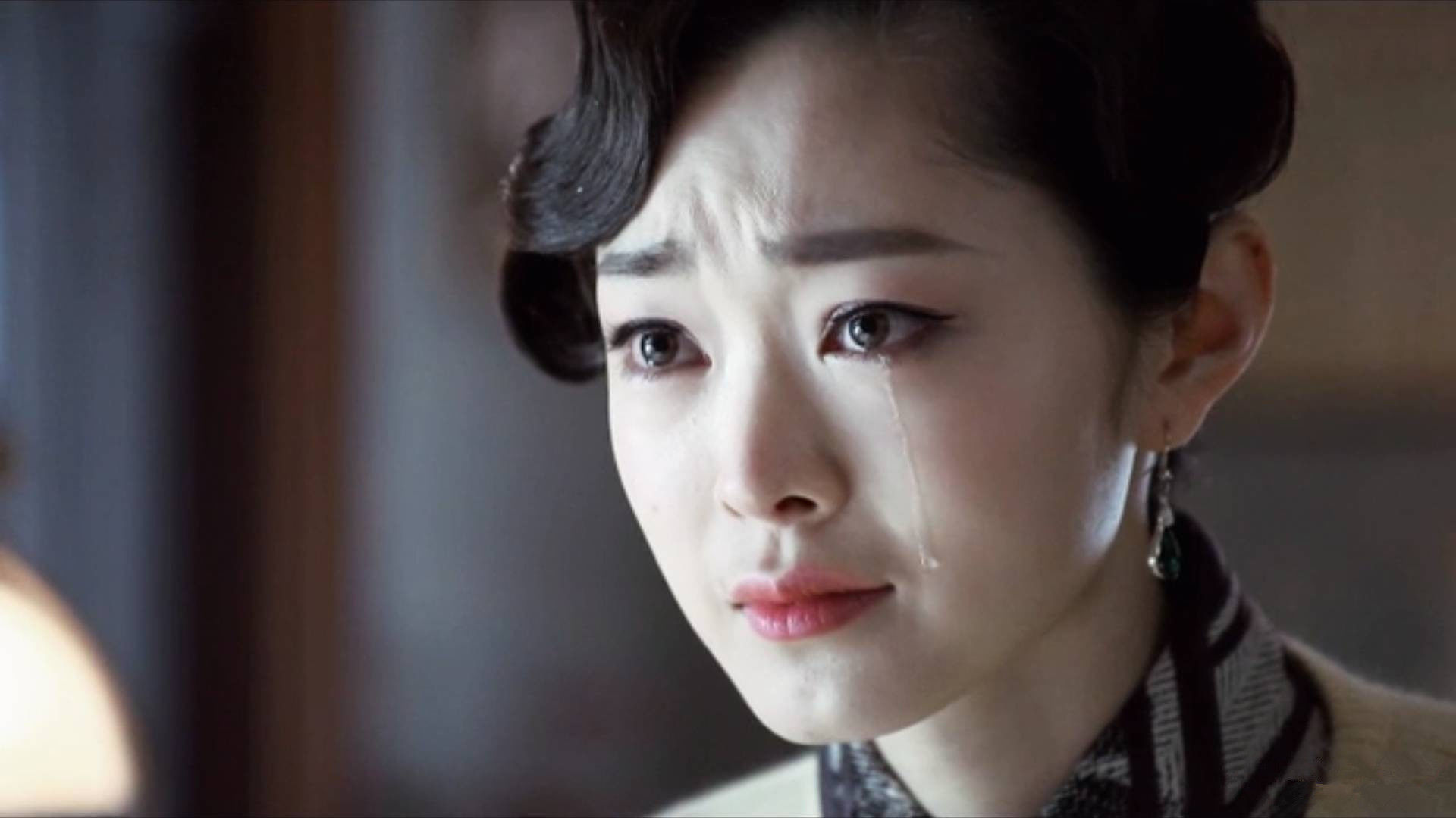 于曼丽的扮演者宋轶,肤白貌美,被称作穿旗袍最