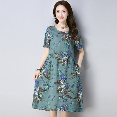 女人穿连衣裙不要配小白鞋,学学下面这些女人