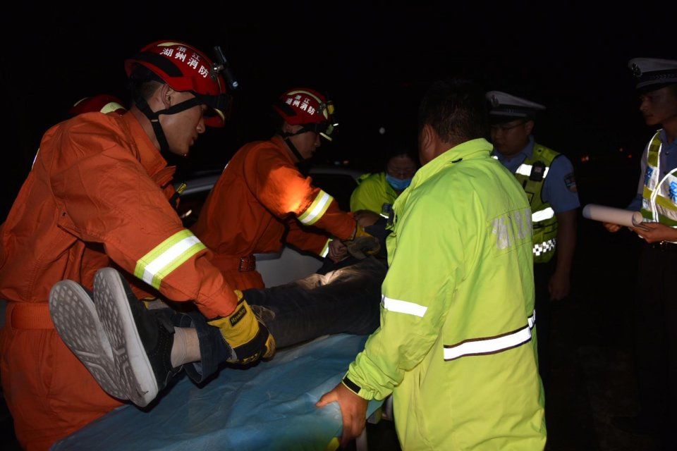 湖州安吉 十字路口两车互不相让 导致轿车司机被困