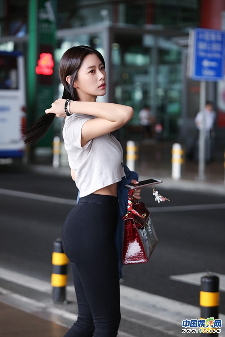 clara克拉拉现身机场 飘逸长发秀蛮腰