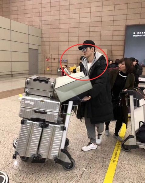 张翰推四个箱子安检,被机场海关人员拦截盘查