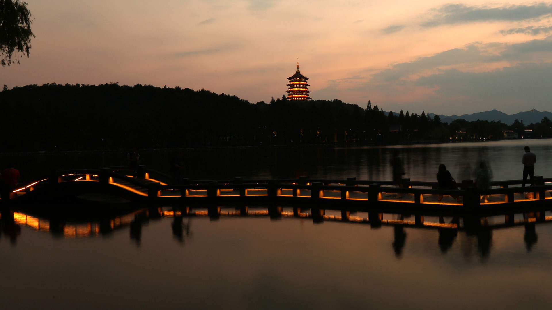 杭州西湖夜景（8月31日摄）。新华社记者殷刚摄