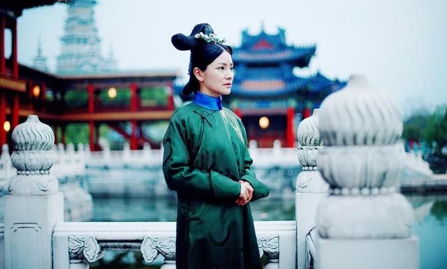 此女是雍正赐给乾隆的侍妾,一生无宠,却在后宫