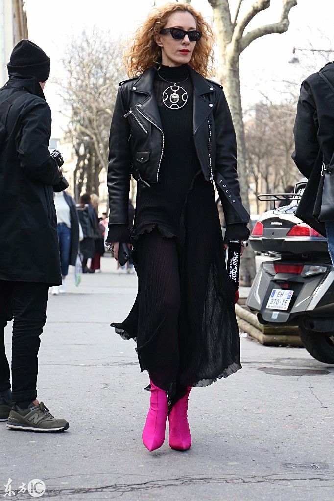 模特在法国巴黎时装周的街上展示不同风格的时