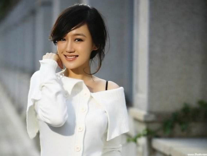 万万没想到,央视一姐竟然跟陆毅鲍蕾夫妇、胡