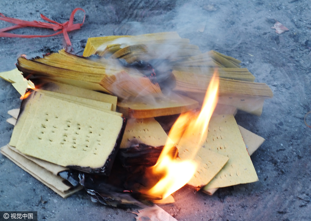 湖北宜昌:中元节来临 市民长江边扎堆烧纸祭祀