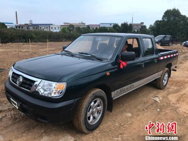 皮卡书记"刘兵驾驶新皮卡车 付敬懿 摄