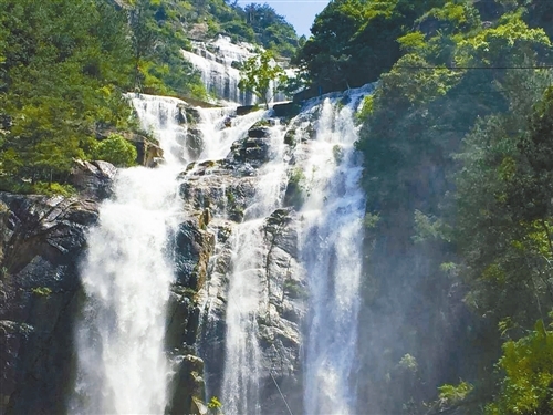 天台重现325米大瀑布 天台重现325米大瀑布