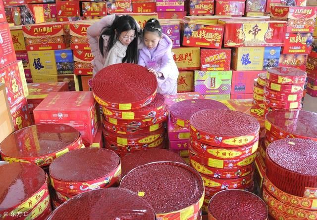 自从城市禁止燃放烟花爆竹后,农村的鞭炮放的