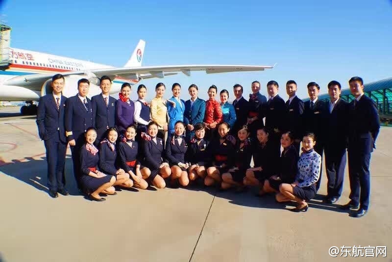 东航60周年 空姐着历代制服机上走秀