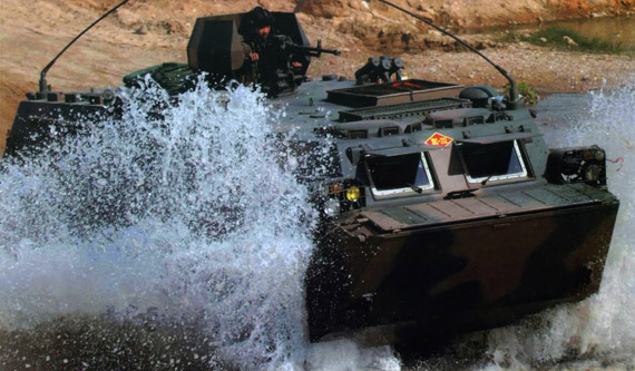 战车装有轮胎中央充放气系统，可以根据地面状况调节轮胎压力，提高了越野机动性能，轮胎为可调气压式高强度防弹轮胎，被击中后还能以40公里时速继续行驶100公里。