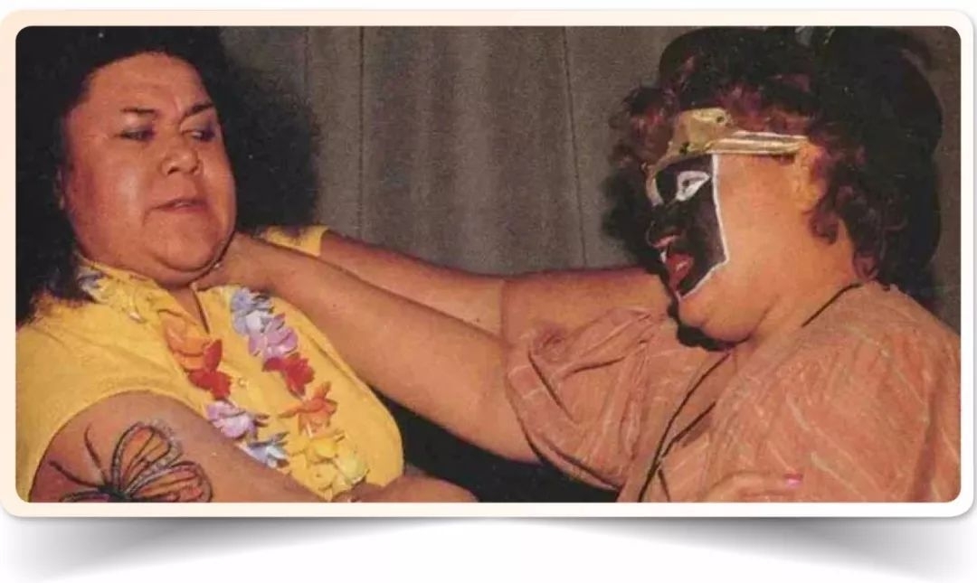 “坏女孩”们往往装扮更加夸张，也更让人记忆犹新，一群牛鬼蛇神、妖魔鬼怪，加入战斗后就是“凹凸曼打小怪兽”的画面。