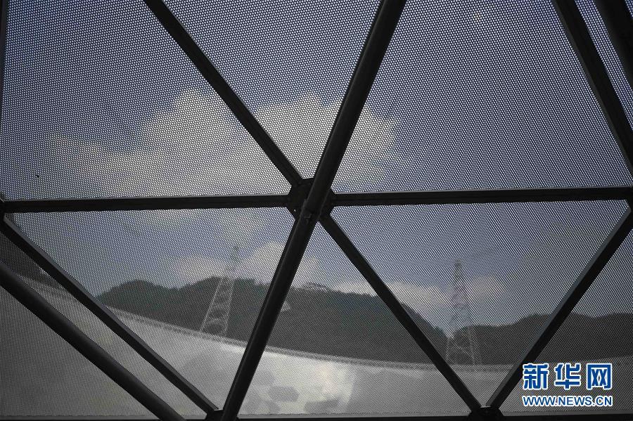 从FAST反射面板内拍摄的天空（9月24日摄）。 新华社记者 欧东衢摄