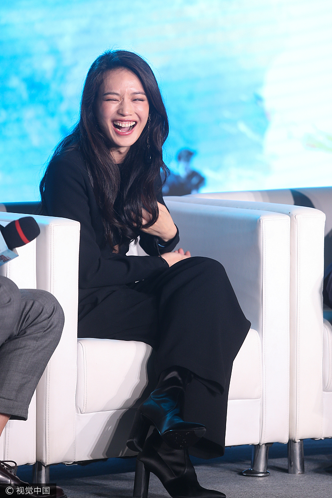 眼里满满是爱!舒淇撩发吐舌获冯德伦目光锁定