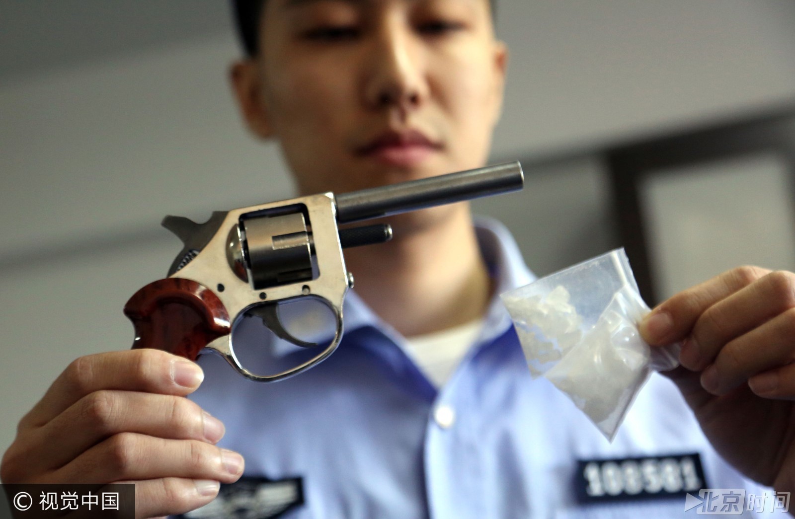 沈阳铁西警方破获一起涉毒涉枪团伙案件 嫌疑人掩面受审