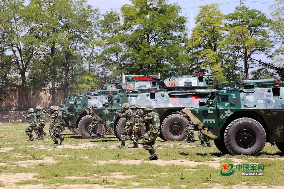 全员出动:铁甲洪流与烈日决斗