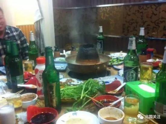 啤酒,不管是外地人还是咱们本地人,酒桌一坐都得加一句:"给我来两瓶老