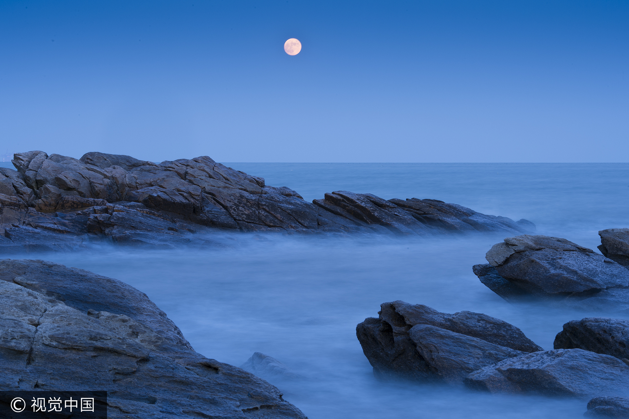 2013年11月17日,山东省日照市,一轮明月从海上跃出。(二次曝光)