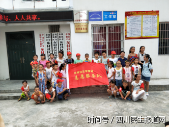 绵阳东材社区:捡白色垃圾 清除小广告