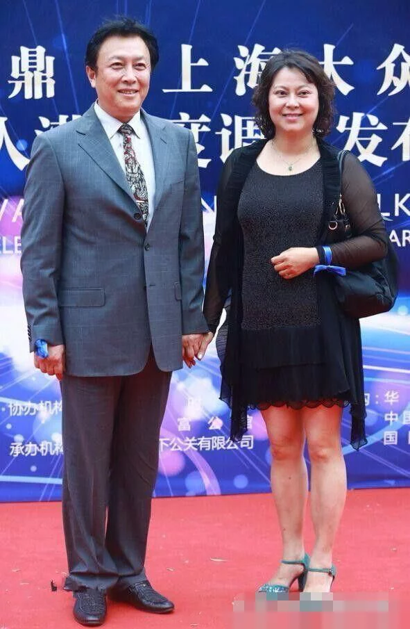 唐国强二婚老婆壮丽近照曝光，原来唐国强每天面对的是这样的女人