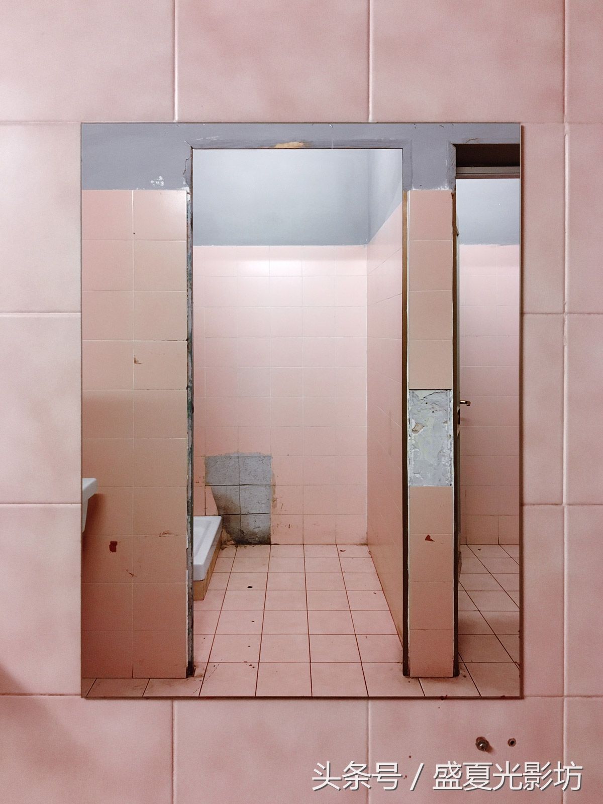 诡异的摄影作品错误的镜子,你肯定也看出哪里