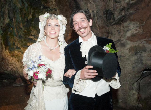 在英国，结婚成本主要花在举行婚礼上。近年来，英国的婚礼开销大约在2万英磅左右。在英国的传统观念中，婚姻不仅仅是“嫁女儿”，也是“娶儿子”，所 以女方通常要为婚礼买单。