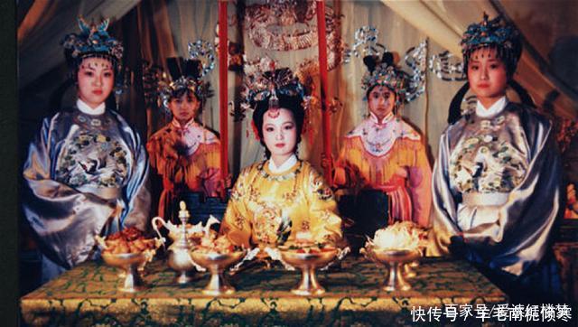 元春封妃后,贾琏和王熙凤只能打碎牙齿往肚子