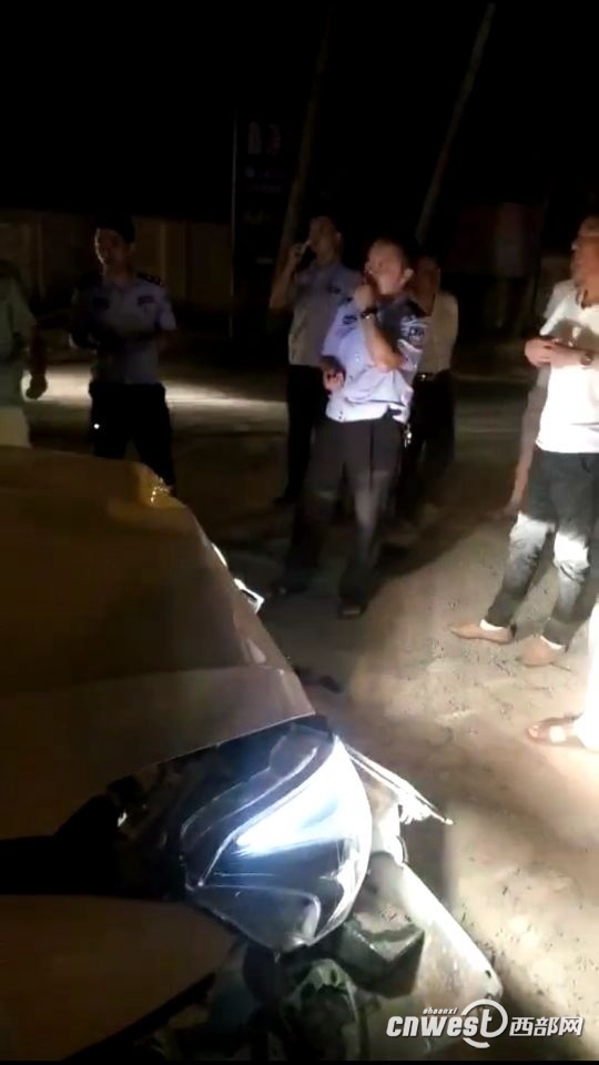 靖边交警在事故现场嗑瓜子:涉事交警已被停职