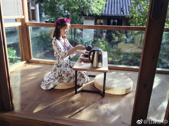 甘婷婷变身花姑娘清纯优雅 大理吃米线悠闲自在