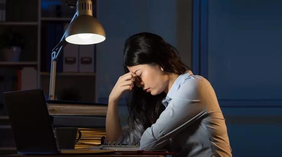 熬夜伤肝?其实这 4 件事最伤肝