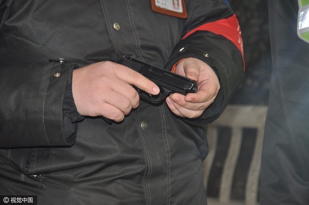 虚惊一场:河岸边有"枪"现身 吓坏过往市民