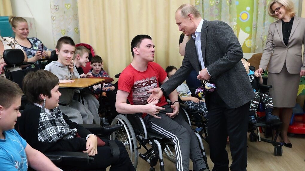 普京探望癌症患儿 收到孩子们回赠的新年礼物(图)