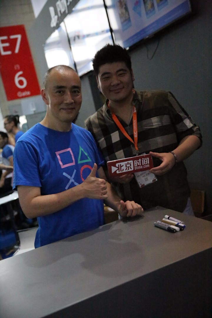 添田武人和记者交流全部使用中文,这个中文8级的老板是个地地道道的北京通,由于在北京生活过20年,所以他的中文带着一股浓厚的北京腔!这位索尼PS中国区老大向记者说其实他也是一个疯狂的游戏迷,很喜欢RPG游戏,在每天忙碌的生活中,都要抽出一部分时间来感受下游戏带给他的乐趣。