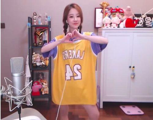 冯提莫直播人数下滑后开始疯狂玩LOL?凌晨四