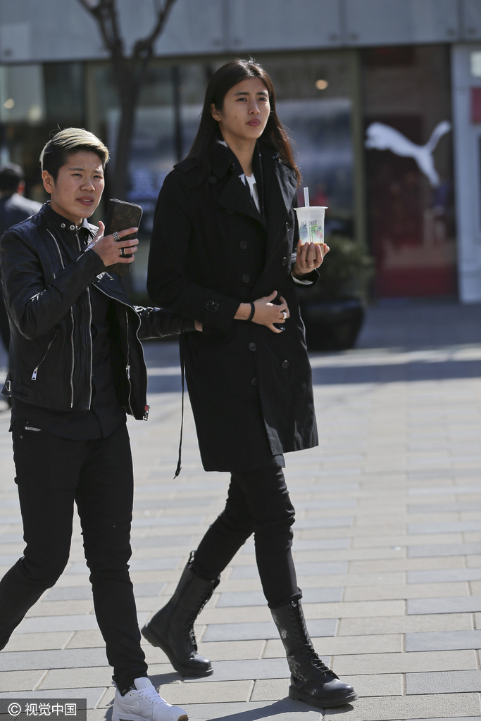 2016年3月11日，北京，美女门将赵丽娜与队友李影悠闲逛三里屯，大长腿凸显苗条身材。