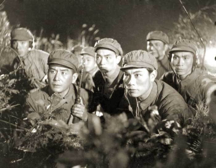 他们迅速通过阿玛妮(曲云 饰)和游击队员朴金玉(袁霞 饰)取得联系。之后他们化装成伤兵,骗取一辆吉普车开到桥头,摸清了敌人桥头的火力布防及大桥结构。此时,敌人发现丢失了吉普车,开枪拦截,方勇驾车疾驶离开,敌人摩托车队穷追不舍,情急中方勇弃车摆脱了敌人。当敌上校听说康平桥上发现共军时,绝望地大喊“完了”.....