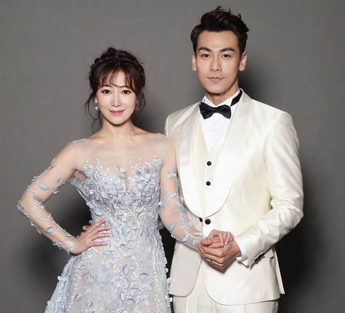 陈紫函戴向宇北京办答谢宴 牵手对视撒狗粮