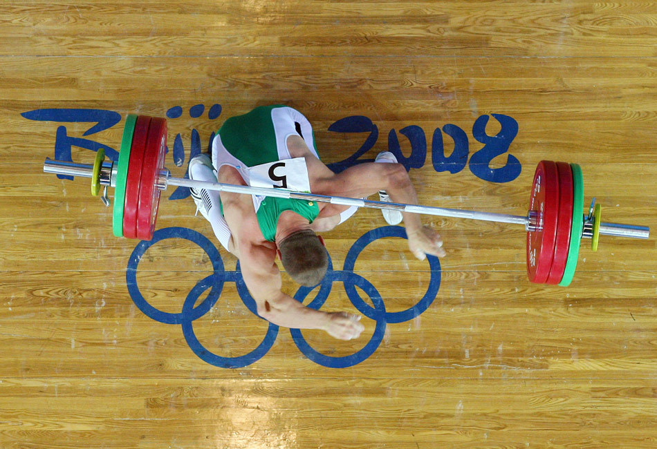 匈牙利选手鲍·亚诺什失误瞬间，杠铃砸到背上。