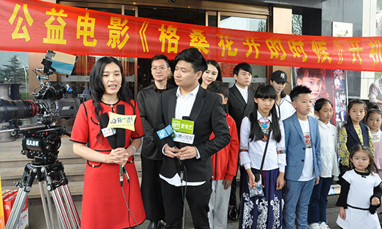 此次电影,邀请了著名歌手闫旭,爱笑会议室演员:许婉,小童星:金子