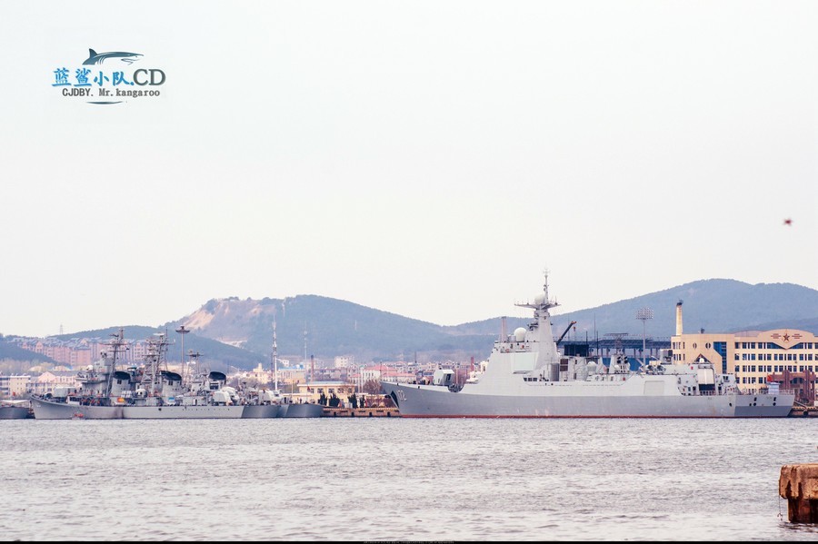 052D昆明舰现身北海舰队军港