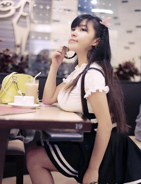 妹子你这样,桌子表示压力好大