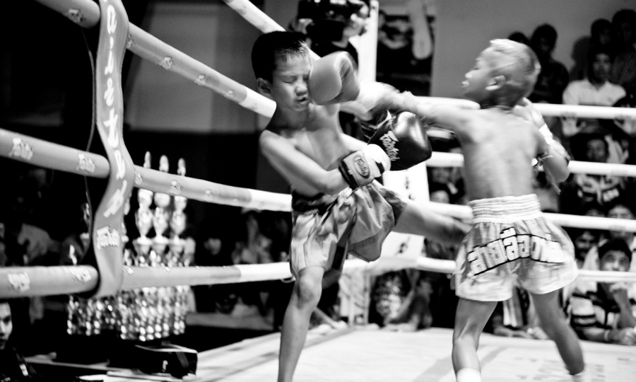 许多孩子，八九岁就开始比赛，有的一场比赛只能拿到一百多泰铢（约人民币20元），因为泰国不设置少年联赛，所以少年拳手没有特制的拳套或头盔。