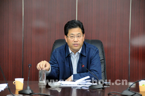 县领导王宏微,李健,王涛,李正根,李仲明和政府办主任李广同出席了会议