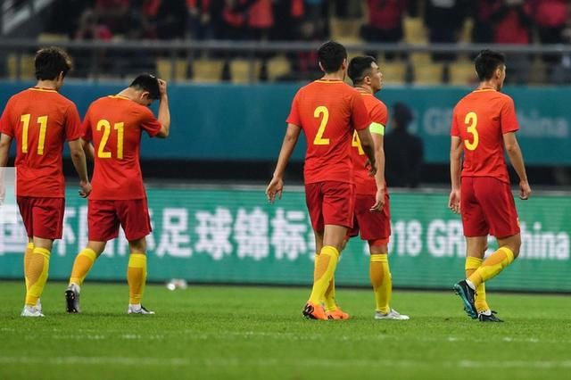 人民日报一阵见血指出国足两场比赛惨败原因!